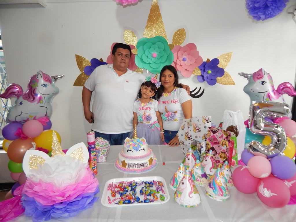 La cumpleañera junto a sus padres; Ferney Losada y Magaly Aguilar.